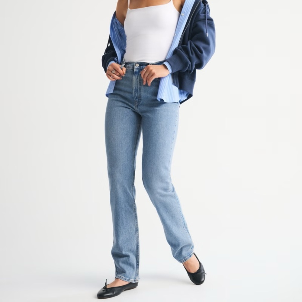 Abercrombie Ultra High Rise 90s Straight Jean in Medium Wash 31/12 LONG